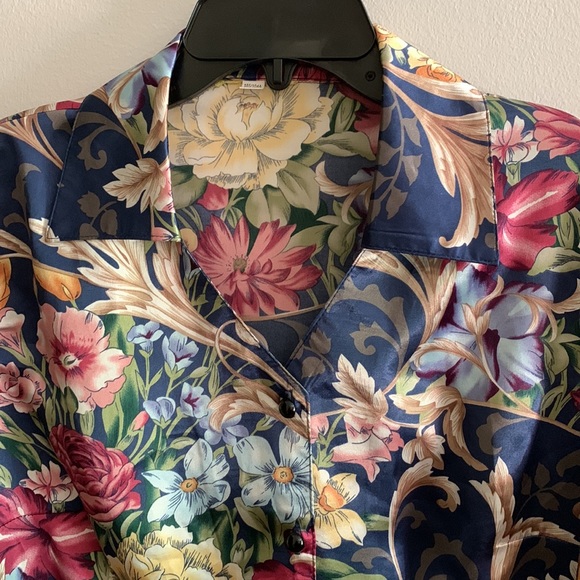 Supper unique 65% silk short sleeve floral top. - Picture 2 of 11
